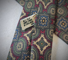 Afbeelding in Gallery-weergave laden, Drake&#39;s cravate en soie à motif géométrique Made in England
