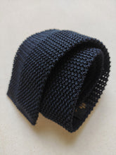 Carica l&#39;immagine nel visualizzatore di Gallery, Roxy cravate marine vintage en tricot de soie Made in Italy
