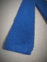 Charger l&#39;image dans la galerie, Cravate tricot vintage 100% laine bleu azur Made in France
