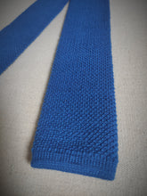 Charger l&#39;image dans la galerie, Cravate tricot vintage 100% laine bleu azur Made in France
