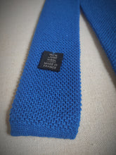 Charger l&#39;image dans la galerie, Cravate tricot vintage 100% laine bleu azur Made in France
