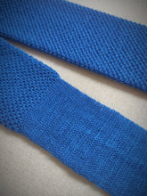 Charger l&#39;image dans la galerie, Cravate tricot vintage 100% laine bleu azur Made in France
