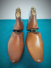 Carica l&#39;immagine nel visualizzatore di Gallery, J.M Weston vintage embauchoirs en bois bottines femme 39 FR Made in France
