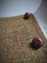 Carica l&#39;immagine nel visualizzatore di Gallery, Harris Tweed X Carl Gross gilet en pure laine vierge 56
