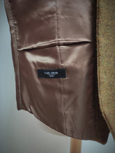 Carica l&#39;immagine nel visualizzatore di Gallery, Harris Tweed X Carl Gross gilet en pure laine vierge 56
