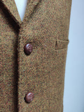 Carica l&#39;immagine nel visualizzatore di Gallery, Harris Tweed X Carl Gross gilet en pure laine vierge 56
