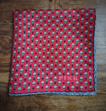 Charger l&#39;image dans la galerie, Thomas Pink pochette rouge en pure soie à motif floral
