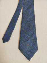 Afbeelding in Gallery-weergave laden, Cravate vintage en soie à motif géométrique Made in France
