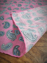 Carica l&#39;immagine nel visualizzatore di Gallery, Pochette de costume rose à motif paisley en coton
