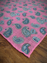 Afbeelding in Gallery-weergave laden, Pochette de costume rose à motif paisley en coton
