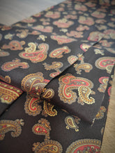 Afbeelding in Gallery-weergave laden, Carven foulard vintage en soie à motif paisley
