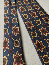 Afbeelding in Gallery-weergave laden, Arthur &amp; Fox cravate marine motif anis étoilé pure soie Made in Italy
