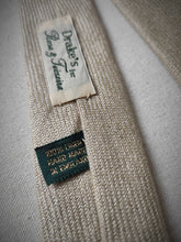 Carica l&#39;immagine nel visualizzatore di Gallery, Drake&#39;s X Rosa &amp; Teixeira cravate beige 100% lin Made in England
