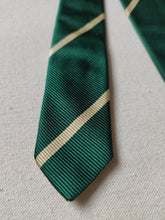 Carica l&#39;immagine nel visualizzatore di Gallery, Arthur &amp; Fox cravate club verte en soie Made in Italy
