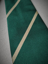 Carica l&#39;immagine nel visualizzatore di Gallery, Arthur &amp; Fox cravate club verte en soie Made in Italy
