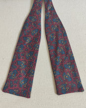 Afbeelding in Gallery-weergave laden, Noeud papillon bordeaux vintage en soie à motif paisley Made in Italy
