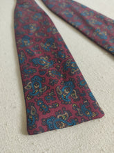 Carica l&#39;immagine nel visualizzatore di Gallery, Noeud papillon bordeaux vintage en soie à motif paisley Made in Italy
