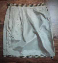 Carica l&#39;immagine nel visualizzatore di Gallery, Christian Lacroix mini jupe vintage en pure laine Made in France 34/36
