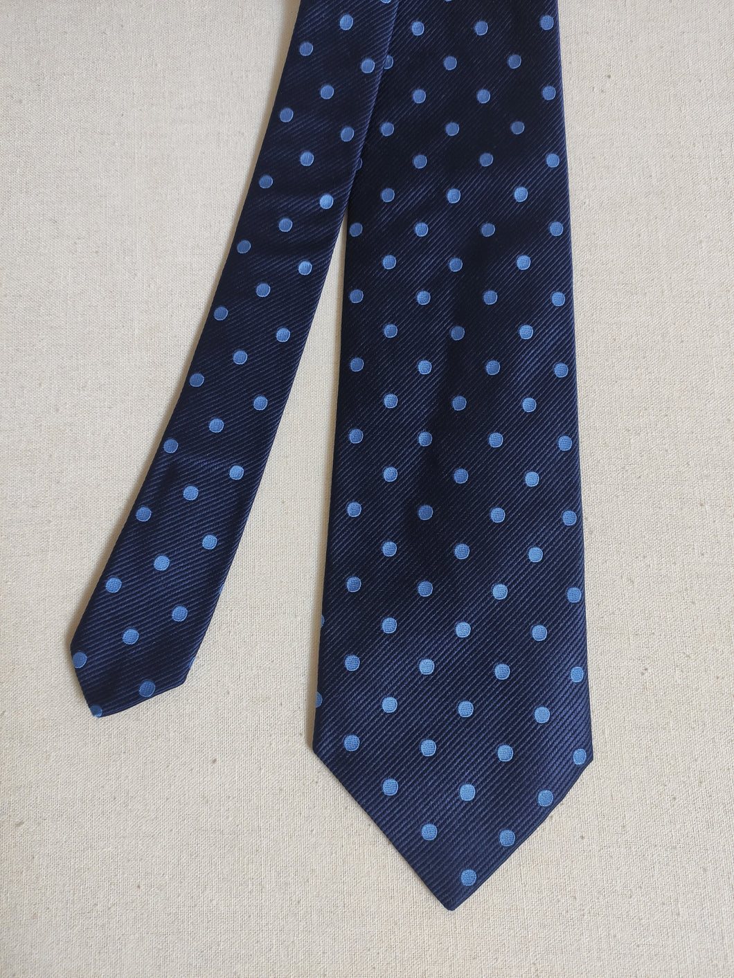 Berteil cravate bleue à pois en soie Made in England
