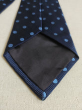 Afbeelding in Gallery-weergave laden, Berteil cravate bleue à pois en soie Made in England
