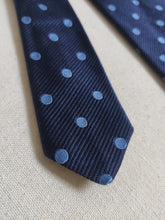 Charger l&#39;image dans la galerie, Berteil cravate bleue à pois en soie Made in England
