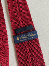 Carica l&#39;immagine nel visualizzatore di Gallery, Brooks Brothers cravate rouge en tricot de soie Made in Italy
