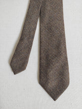 Carica l&#39;immagine nel visualizzatore di Gallery, Old England Paris cravate chevrons 100% cachemire Made in England
