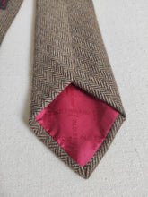 Carica l&#39;immagine nel visualizzatore di Gallery, Old England Paris cravate chevrons 100% cachemire Made in England
