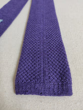 Carica l&#39;immagine nel visualizzatore di Gallery, Rosa &amp; Teixeira cravate violette à bout carré 100% cachemire
