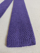 Carica l&#39;immagine nel visualizzatore di Gallery, Rosa &amp; Teixeira cravate violette à bout carré 100% cachemire
