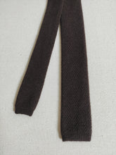 Afbeelding in Gallery-weergave laden, Rosa &amp; Teixeira cravate marron à bout carré en laine et cachemire
