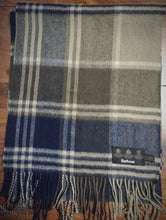 Afbeelding in Gallery-weergave laden, Barbour écharpe à carreaux en laine d&#39;agneau et cachemire Made in Scotland
