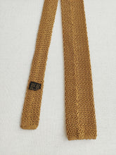 Carica l&#39;immagine nel visualizzatore di Gallery, Cravate vintage en tricot de soie moutarde Made in Italy
