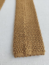 Carica l&#39;immagine nel visualizzatore di Gallery, Cravate vintage en tricot de soie moutarde Made in Italy
