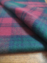Carica l&#39;immagine nel visualizzatore di Gallery, Mackintosh écharpe à carreaux en laine Made in Scotland
