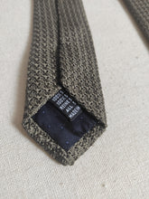 Carica l&#39;immagine nel visualizzatore di Gallery, Cravate kaki vintage en grenadine de soie Made in Italy
