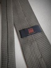 Charger l&#39;image dans la galerie, Cravate kaki vintage en grenadine de soie Made in Italy
