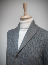 Afbeelding in Gallery-weergave laden, Suitsupply cardigan torsadé col châle en laine et cachemire M

