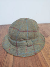 Charger l&#39;image dans la galerie, Scott &amp; Co Hatters X Old England chapeau tweed ghillie à carreaux 100% laine 55
