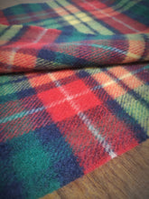 Afbeelding in Gallery-weergave laden, John Hanly &amp; Co écharpe en laine à carreaux Made in Ireland
