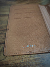 Carica l&#39;immagine nel visualizzatore di Gallery, Lucrin Geneva porte passeport marron clair en cuir d&#39;autruche
