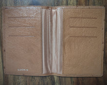 Afbeelding in Gallery-weergave laden, Lucrin Geneva porte passeport marron clair en cuir d&#39;autruche

