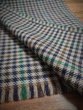 Charger l&#39;image dans la galerie, Christy&#39;s of London écharpe vintage à carreaux en pure laine Made in England
