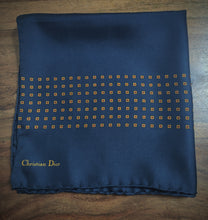 Carica l&#39;immagine nel visualizzatore di Gallery, Christian Dior vintage pochette bleue nuit en soie à motif géométrique
