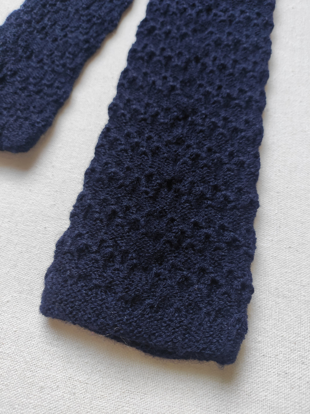 Cravate bleue marine large en maille tricotée vintage