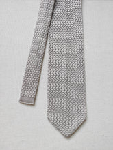 Afbeelding in Gallery-weergave laden, Cravate vintage gris perle en maille 100% soie Made in Italy
