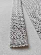 Charger l&#39;image dans la galerie, Cravate vintage gris perle en maille 100% soie Made in Italy
