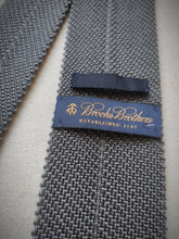 Carica l&#39;immagine nel visualizzatore di Gallery, Brooks Brothers cravate grise en tricot de soie Made in Italy
