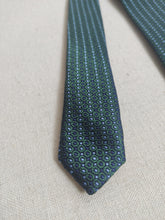 Carica l&#39;immagine nel visualizzatore di Gallery, De Fursac cravate en soie verte et bleue marine Made in Italy
