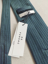 Carica l&#39;immagine nel visualizzatore di Gallery, De Fursac cravate en soie verte et bleue marine Made in Italy
